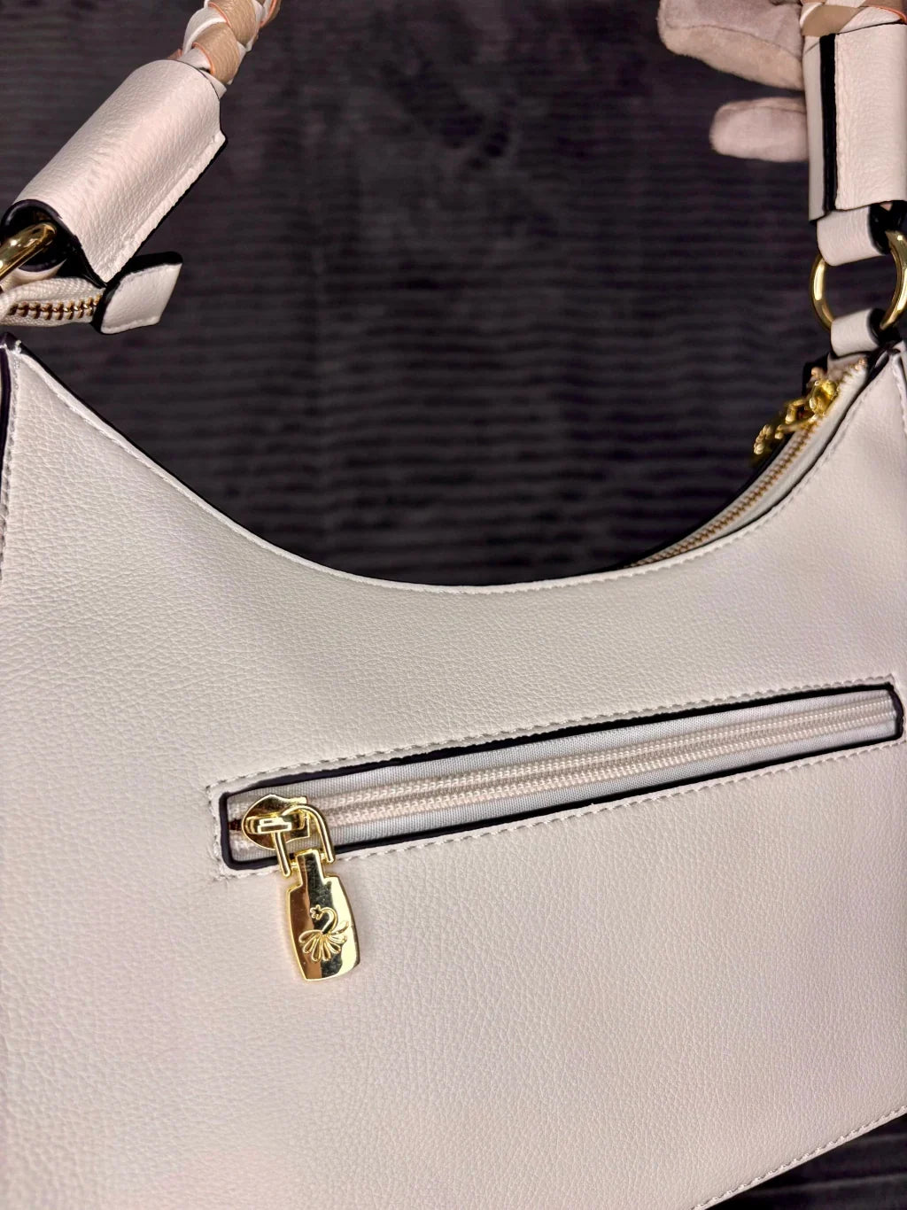 Bolsa Feminina Hobo Estruturada com Alça Trançada e Detalhes Dourados Modelo Brisa de Búzios