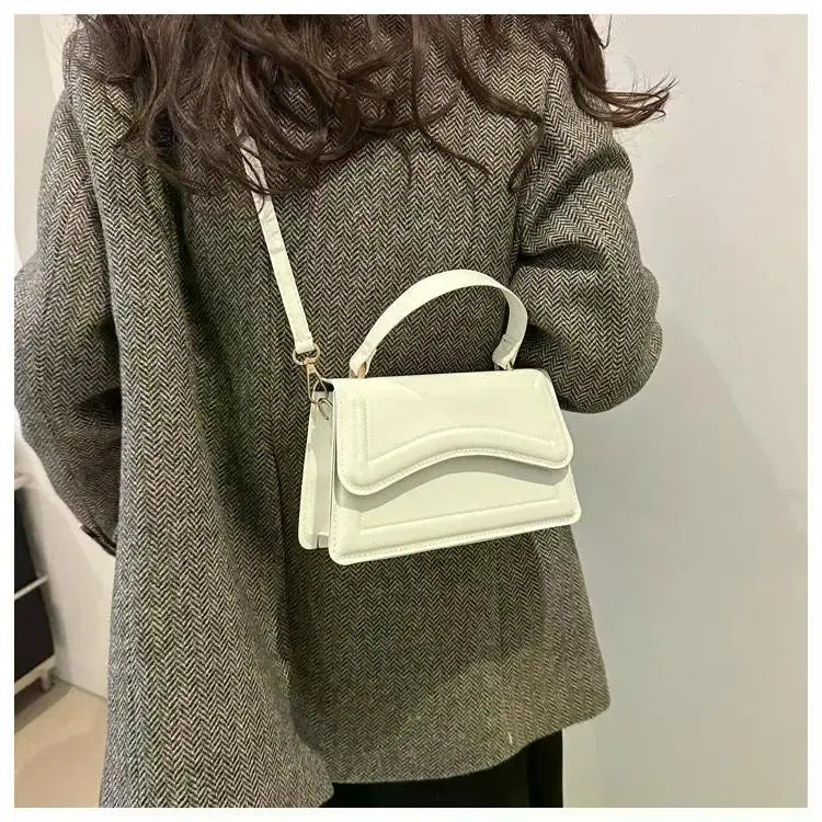 Bolso Transversal Feminino com Design Estruturado Modelo Belle Époque