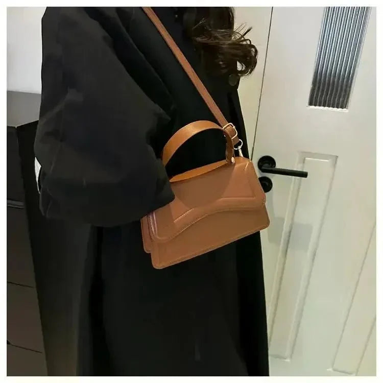 Bolso Transversal Feminino com Design Estruturado Modelo Belle Époque